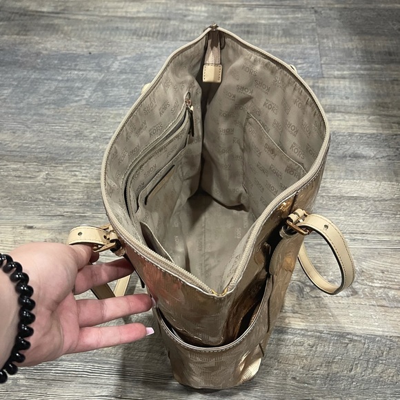 Michael Kors Purse! Good condition - Picture 4 of 4